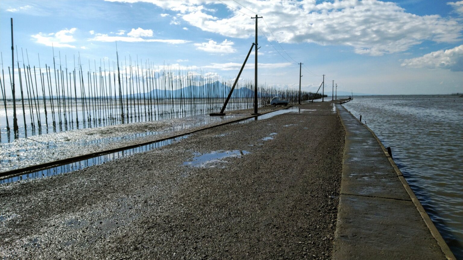 【長部田海床路(海に沈む道路)】干潮の時間帯だけ現れる幻の道を歩け！（熊本県宇土市） | Mr.れいぽんの旅手帳